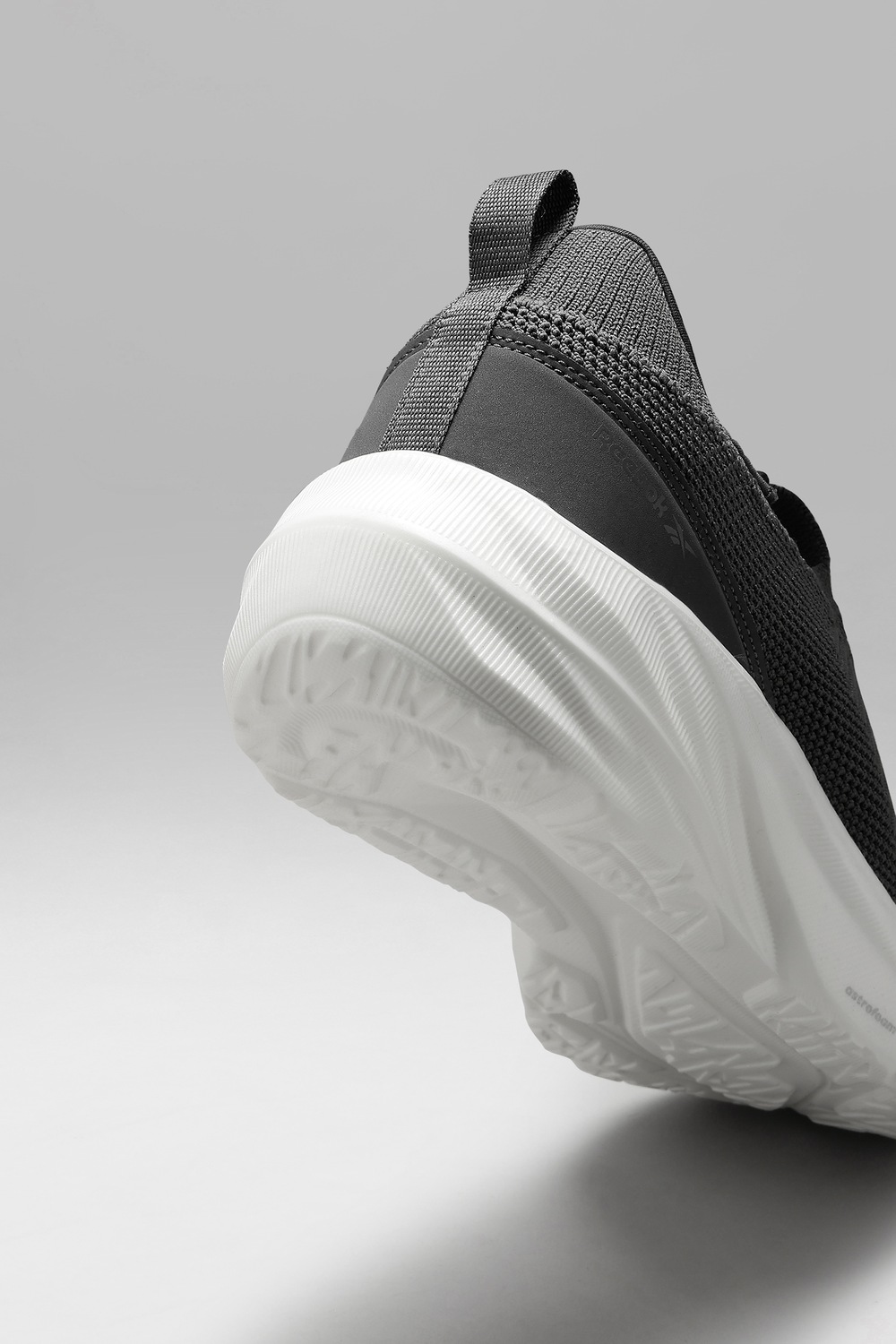 Reebok ASTROFOAM AURO - Men Grey Walking Shoes